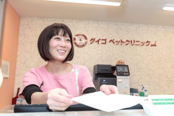 ダイゴペットクリニックの受付で笑顔で対応をする前田さん(受付リーダー)