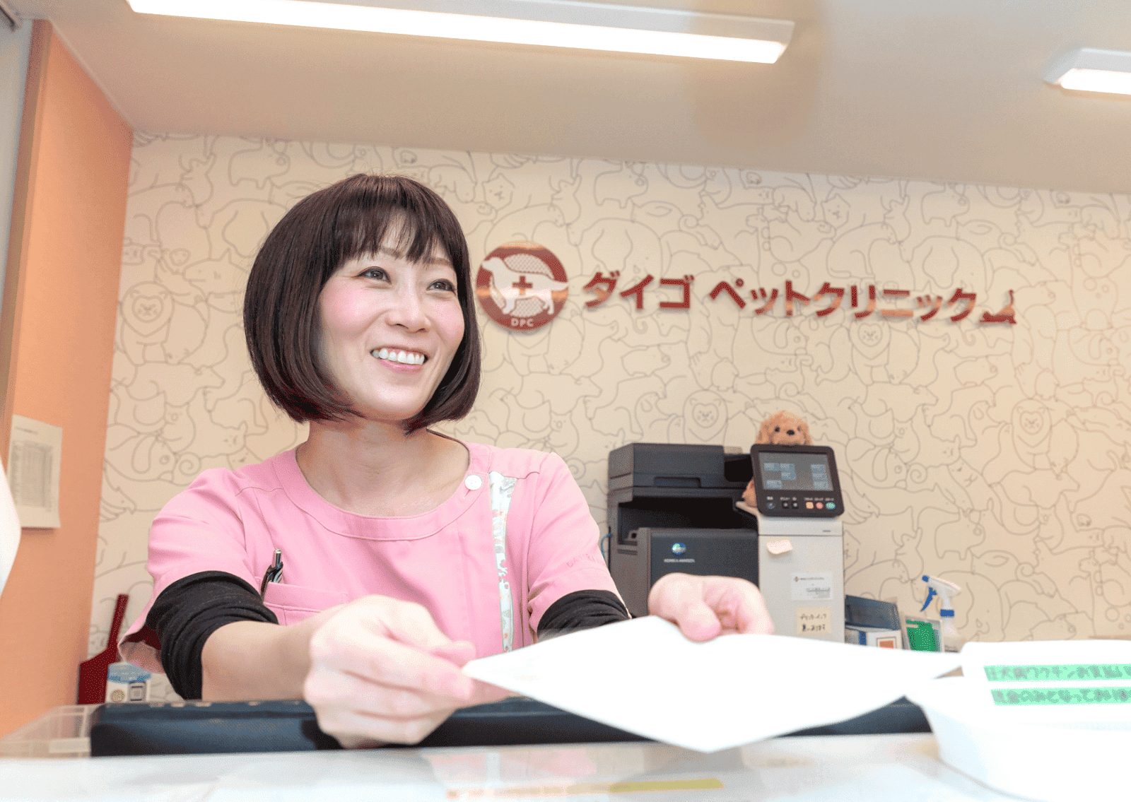 ダイゴペットクリニックの受付で笑顔で対応をする前田さん(受付リーダー)